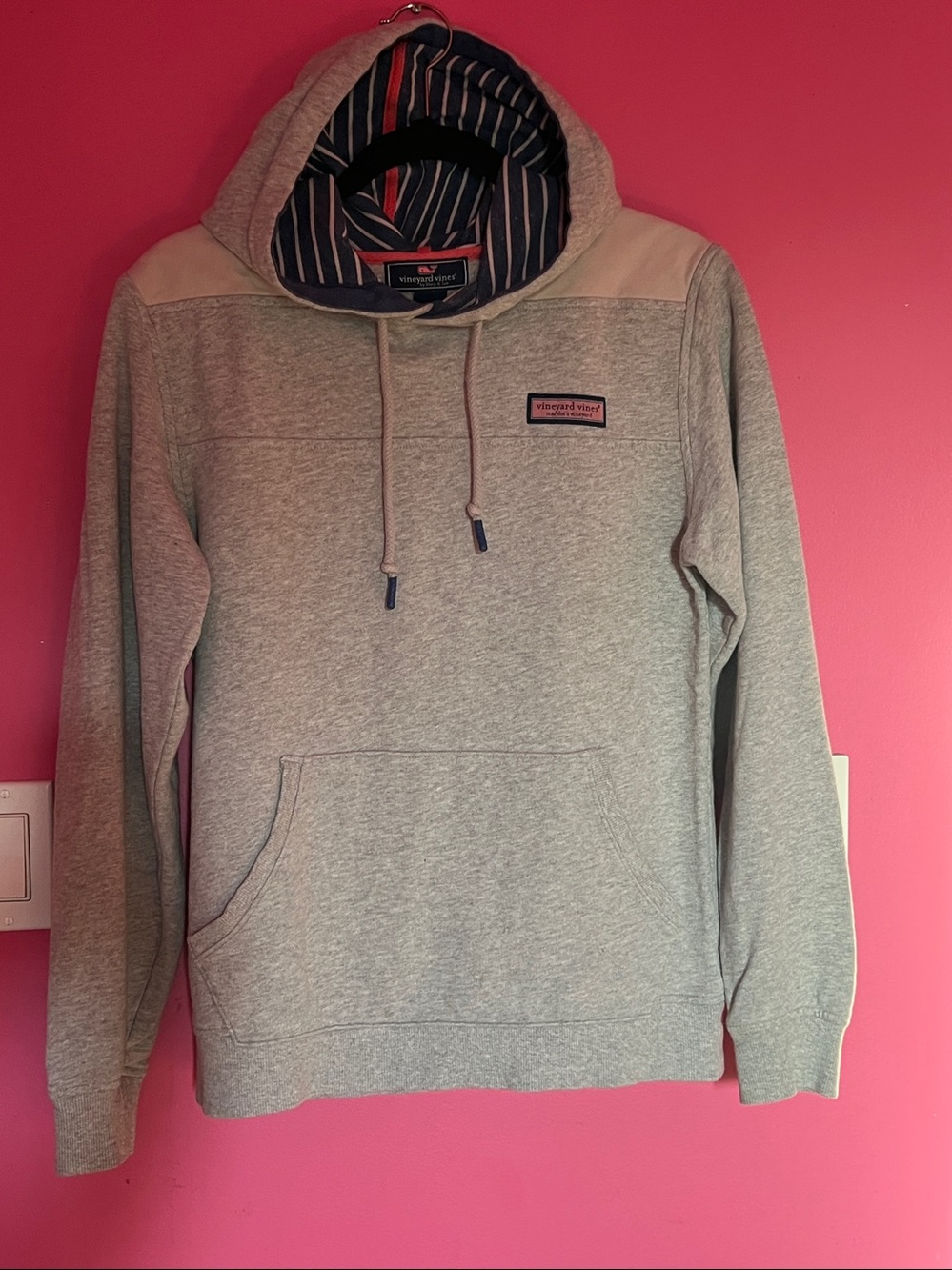 Vineyard Vines Women’s Heather Gray Striped-Lined Hooded Sweatshirt
Size XS